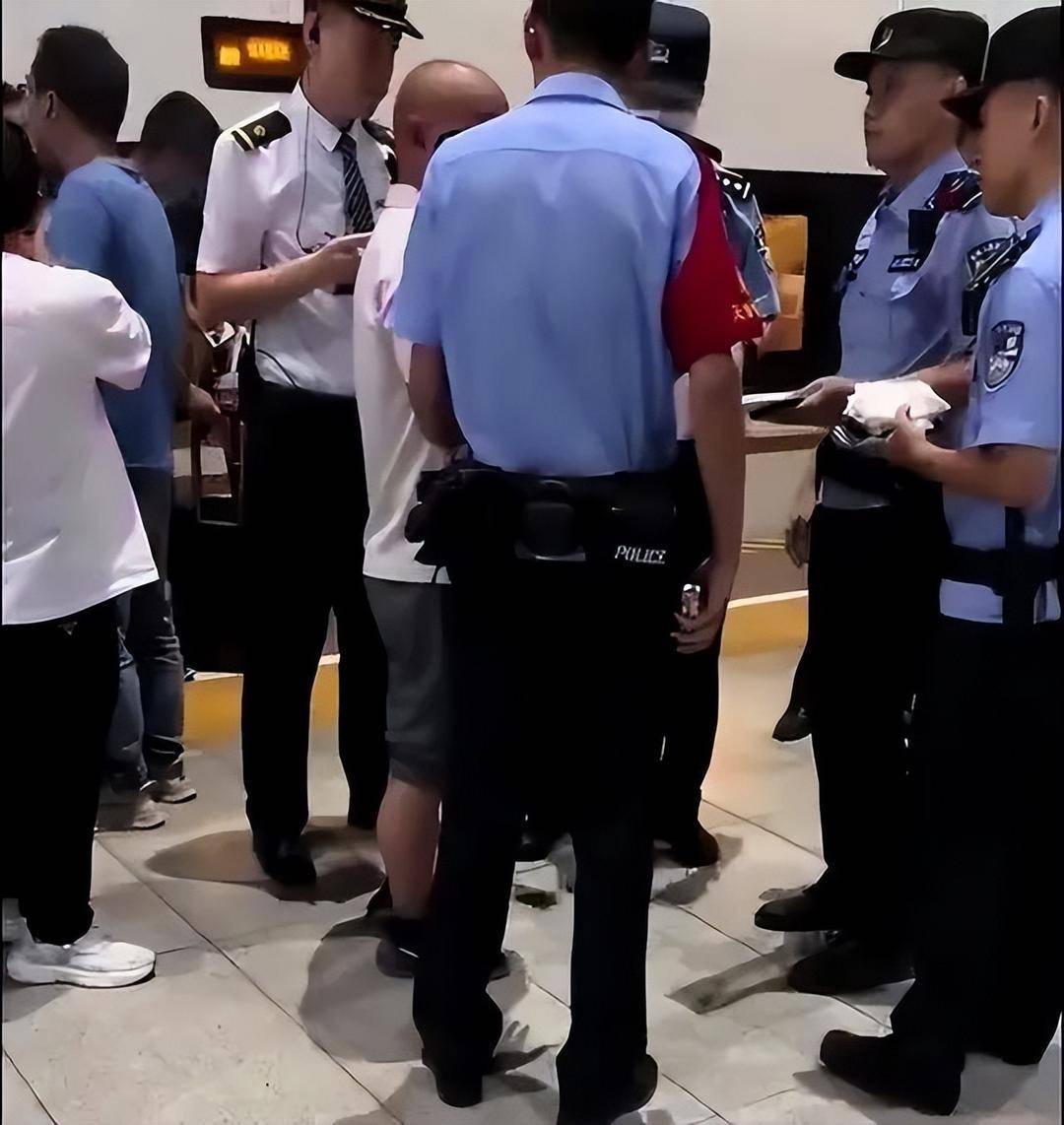 男子在高铁车厢内抽烟<strong></p>
<p>兰州黄河股票</strong>，遭举报被民警戴铐带走，12306：高铁上吸烟违法，严重将导致列车停驶