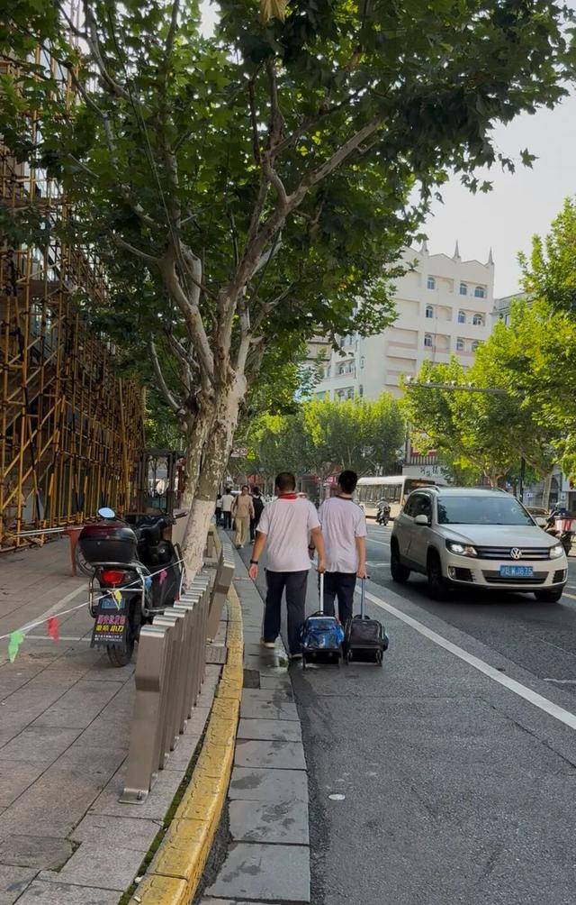 事发上海校门口！学生上学像闯关：夹缝中慢慢腾挪<strong></p>
<p>兰州黄河股票</strong>，与非机动车迎面对冲…家长担忧：何时是头