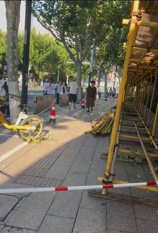 事发上海校门口！学生上学像闯关：夹缝中慢慢腾挪<strong></p>
<p>兰州黄河股票</strong>，与非机动车迎面对冲…家长担忧：何时是头