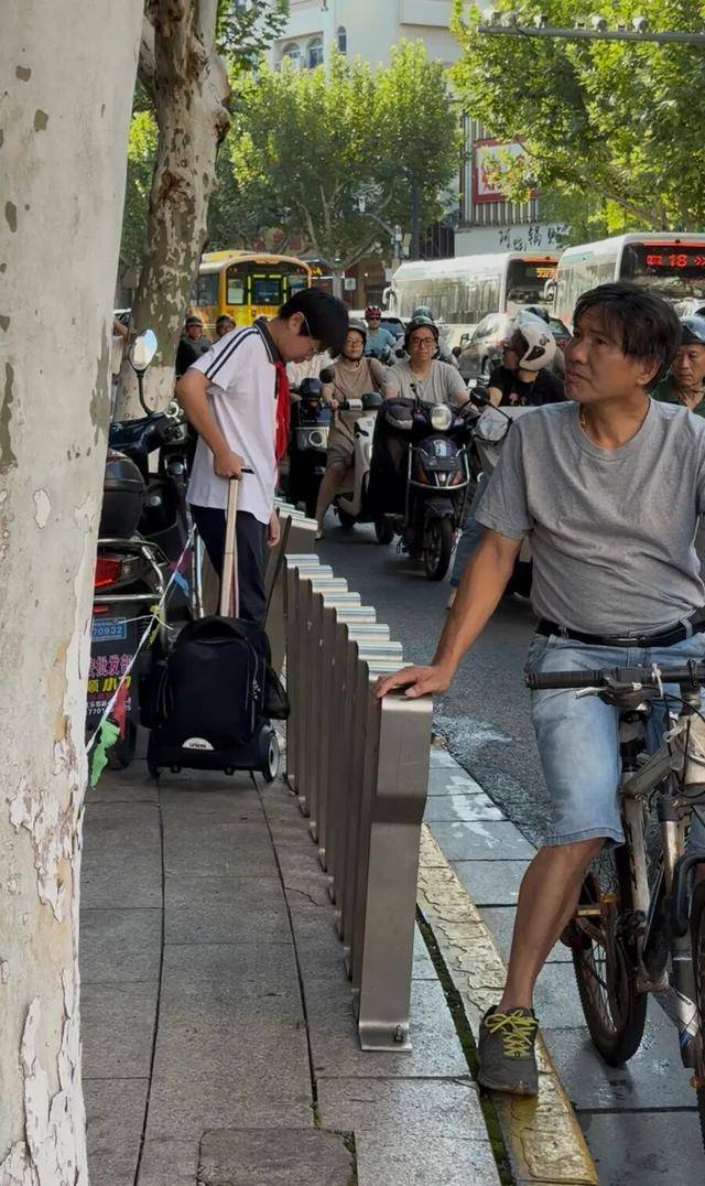 事发上海校门口！学生上学像闯关：夹缝中慢慢腾挪<strong></p>
<p>兰州黄河股票</strong>，与非机动车迎面对冲…家长担忧：何时是头