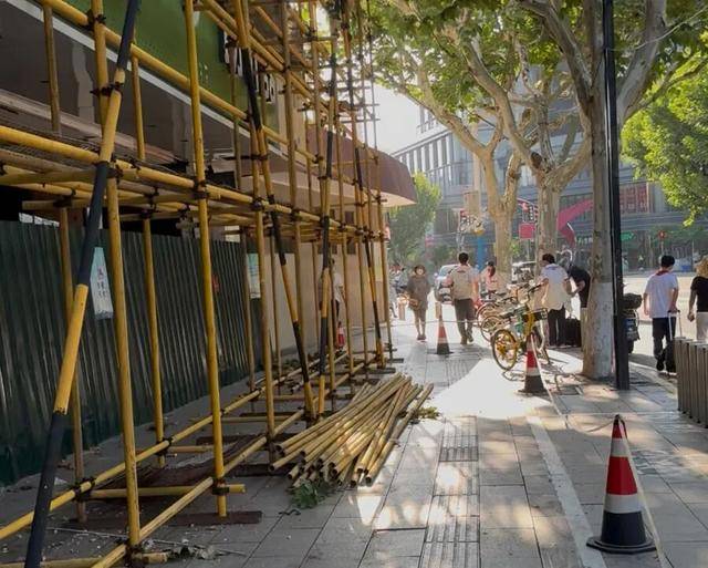事发上海校门口！学生上学像闯关：夹缝中慢慢腾挪<strong></p>
<p>兰州黄河股票</strong>，与非机动车迎面对冲…家长担忧：何时是头