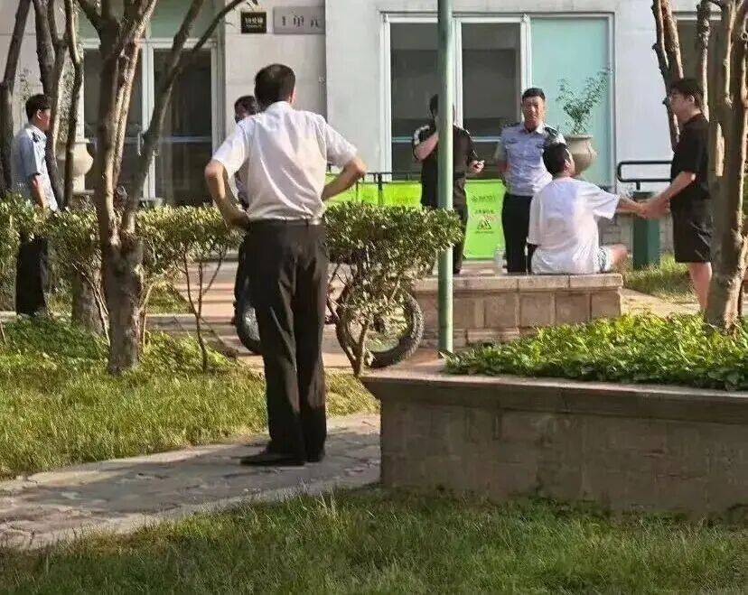 37岁知名艺人被传在北京一小区坠楼去世<strong></p>
<p>兰州黄河股票</strong>，物业证实凌晨有人坠楼，事发地图片疑曝光