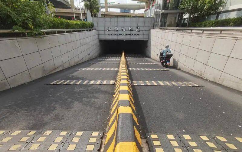 悲剧！事发虹梅路地道<strong></p>
<p>保龄宝股票</strong>，上海阿姨骑车摔倒后死亡！密集减速带，引发争议→