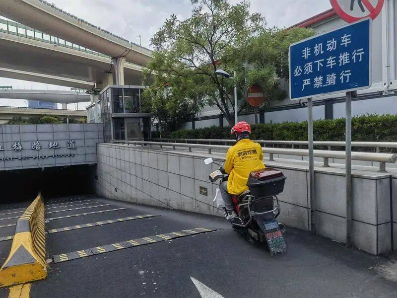 悲剧！事发虹梅路地道<strong></p>
<p>保龄宝股票</strong>，上海阿姨骑车摔倒后死亡！密集减速带，引发争议→