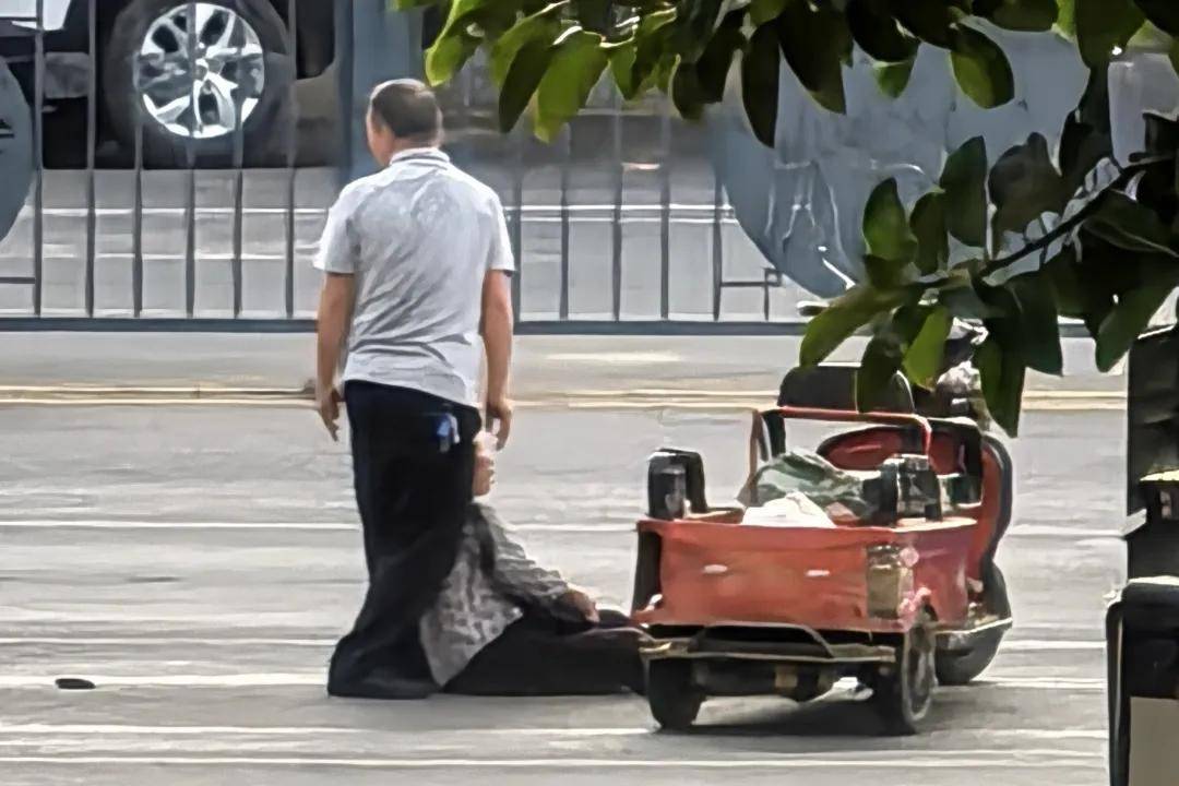 贵州省兴义监狱民警上班途中紧急施救<strong></p>
<p>远大智能股票</strong>，摔倒老人转危为安！