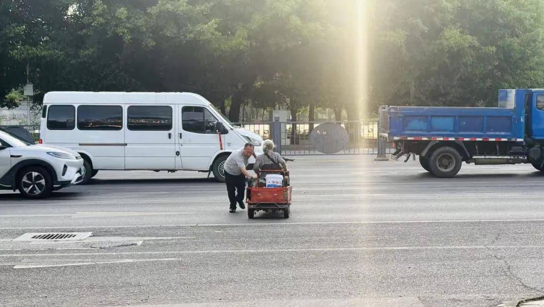 贵州省兴义监狱民警上班途中紧急施救<strong></p>
<p>远大智能股票</strong>，摔倒老人转危为安！
