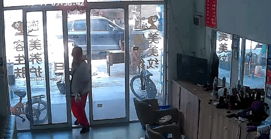 浙江一店主允许大妈门口摆摊<strong></p>
<p>远大智能股票</strong>，时常被大妈“投喂”蔬果：每次收摊时，都打扫得干干净净