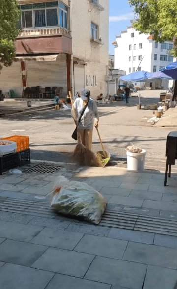 浙江一店主允许大妈门口摆摊<strong></p>
<p>远大智能股票</strong>，时常被大妈“投喂”蔬果：每次收摊时，都打扫得干干净净