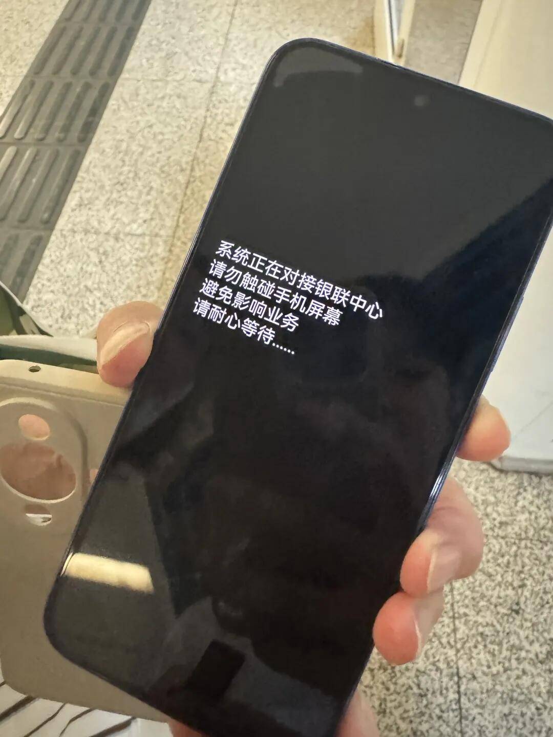 一根牙签“抢”回25万元！一老年乘客手机被“黑”<strong></p>
<p>宁波海运股票</strong>，地铁值班站长紧急取卡