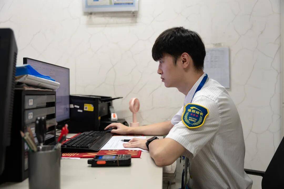 一根牙签“抢”回25万元！一老年乘客手机被“黑”<strong></p>
<p>宁波海运股票</strong>，地铁值班站长紧急取卡