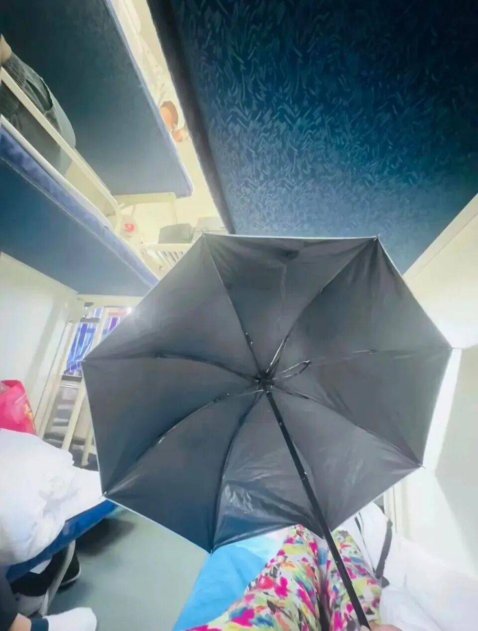 女生躺火车卧铺打伞遮隐私<strong></p>
<p>闽东电力股票</strong>，“过道坐着两名陌生男乘客”，12306回应