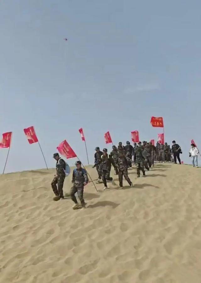 塔里木大学军训真硬核！8400余名新生分批穿越沙漠<strong></p>
<p>闽东电力股票</strong>，匍匐前进、沙漠拉烟，堪比“沙场点兵”大片