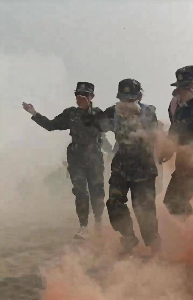 塔里木大学军训真硬核！8400余名新生分批穿越沙漠<strong></p>
<p>闽东电力股票</strong>，匍匐前进、沙漠拉烟，堪比“沙场点兵”大片
