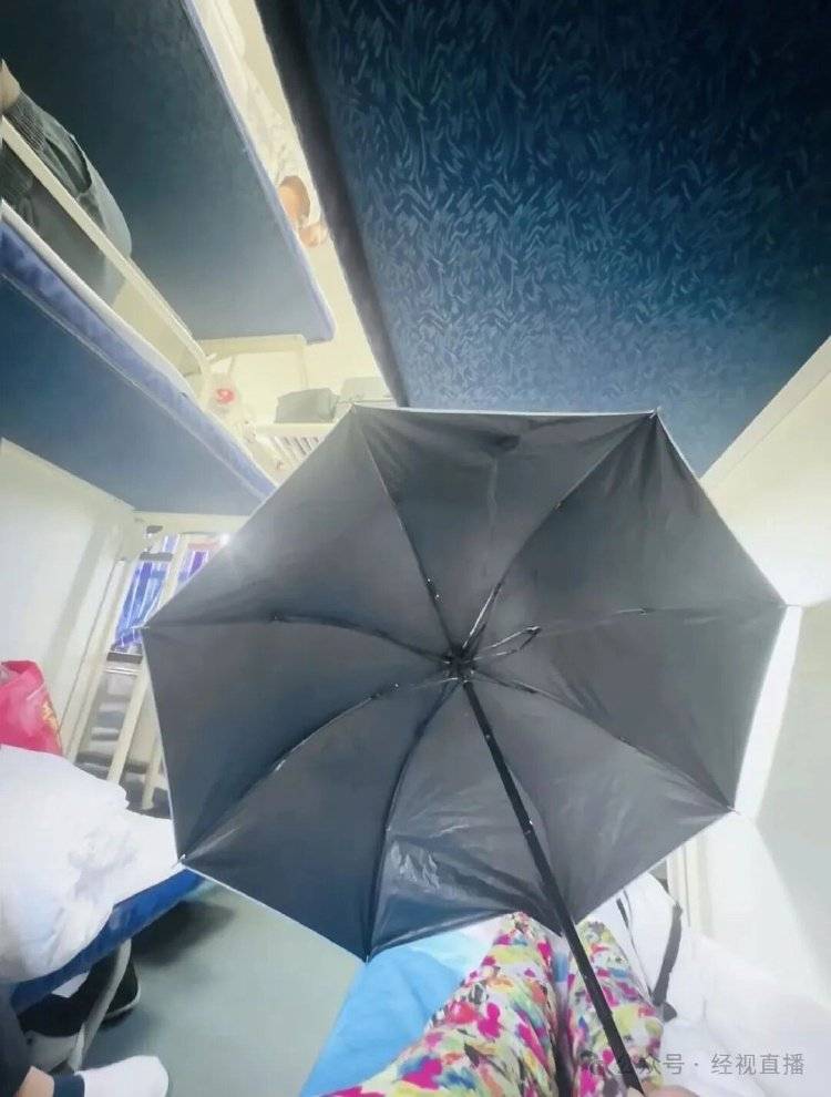 女乘客坐火车卧铺打伞遮隐私<strong></p>
<p>闽东电力股票</strong>，12306回应
