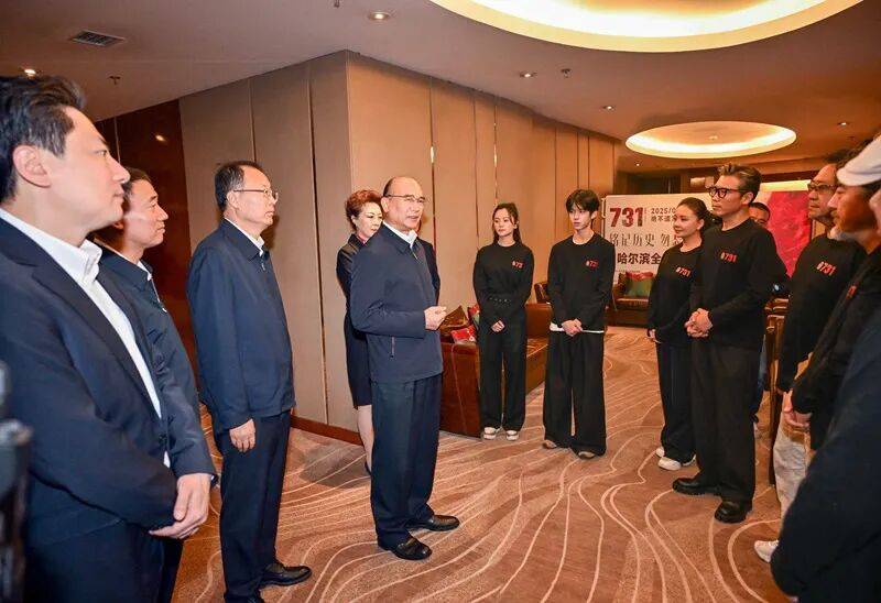 黑龙江省委书记许勤、省政协主席蓝绍敏<strong></p>
<p>金城医药股票</strong>，出席《731》全球首映