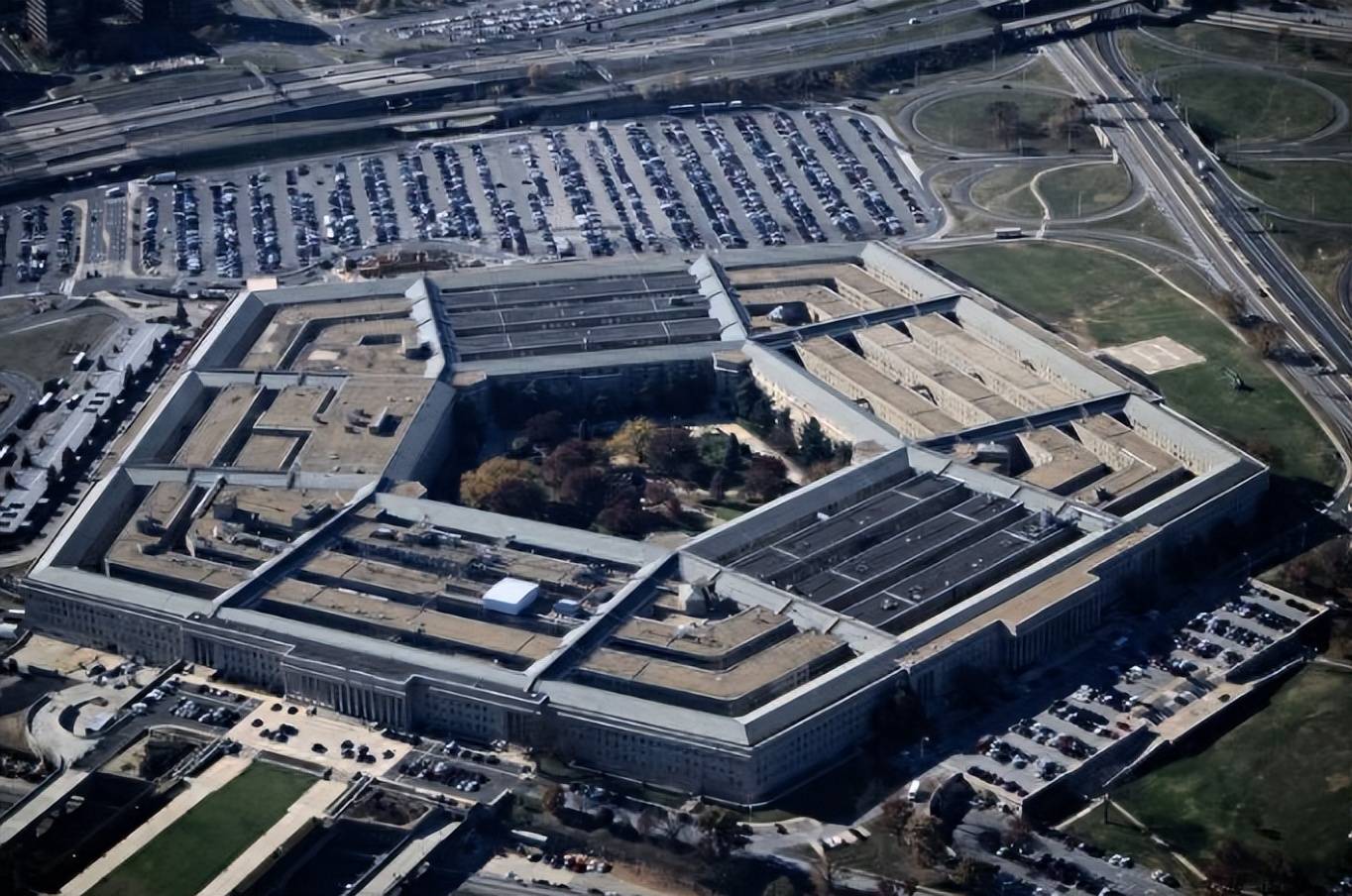 歼20让美日雷达失灵<strong></p>
<p>龙星化工股票</strong>，美派2波人求和，话音刚落，英航母撤离南海