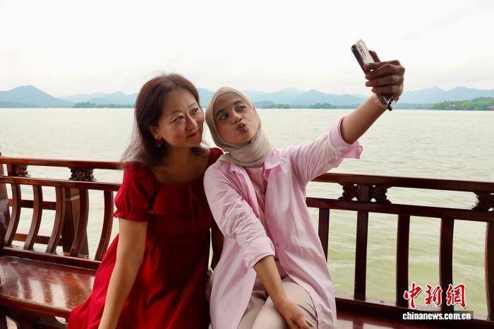 浙江杭州:中外媒体探访西湖 感受世界遗产之美