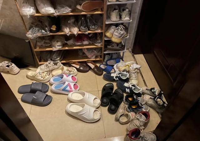 物业“不让门口放鞋子”<strong></p>
<p>深高速股票</strong>，门口放鞋柜违法吗？