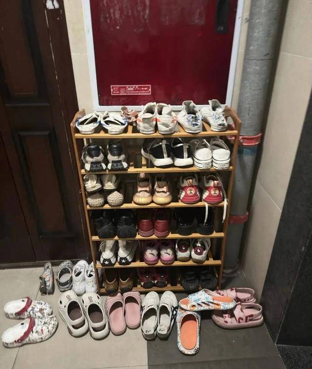 物业“不让门口放鞋子”<strong></p>
<p>深高速股票</strong>，门口放鞋柜违法吗？