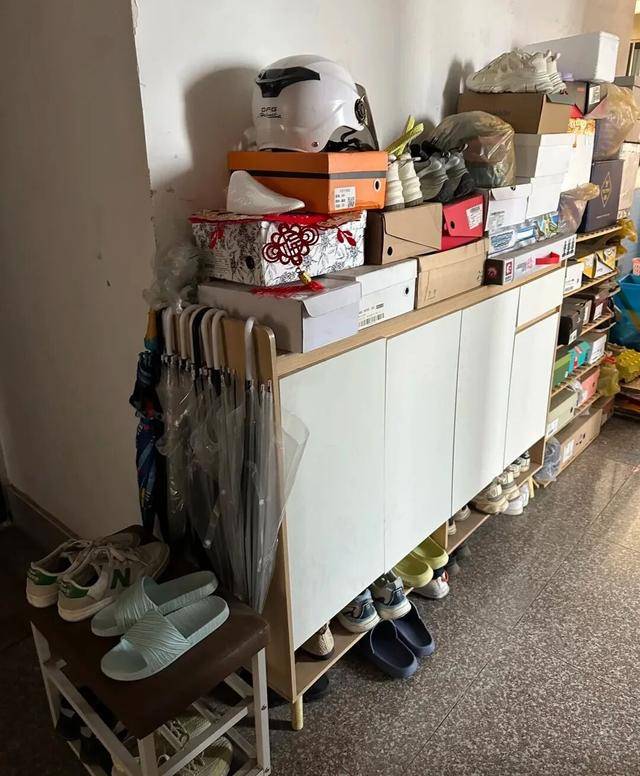 物业“不让门口放鞋子”<strong></p>
<p>深高速股票</strong>，门口放鞋柜违法吗？