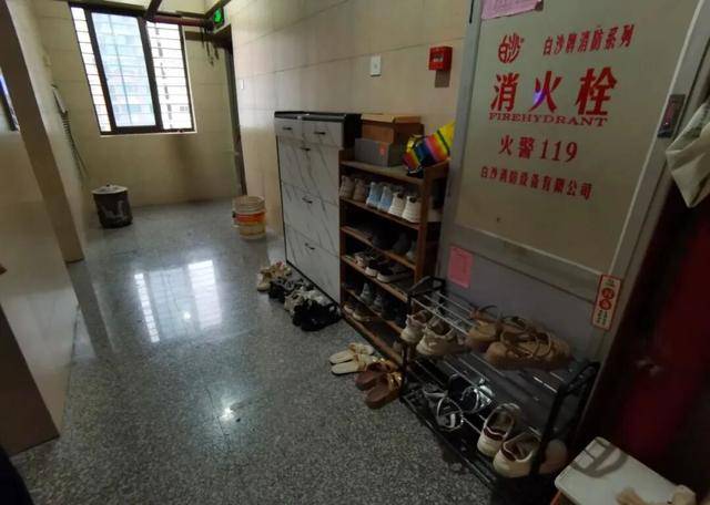 物业“不让门口放鞋子”<strong></p>
<p>深高速股票</strong>，门口放鞋柜违法吗？