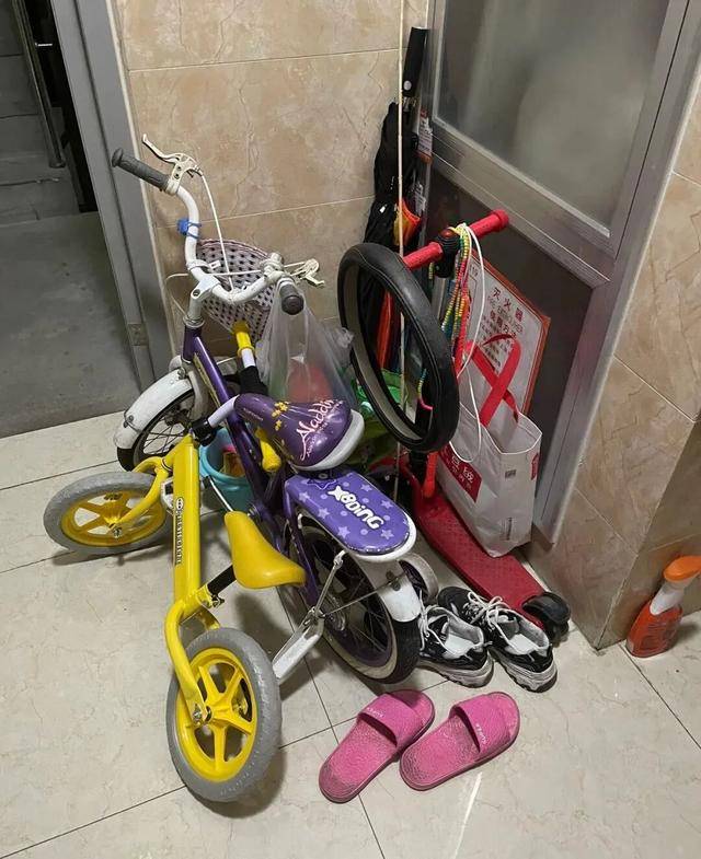 物业“不让门口放鞋子”<strong></p>
<p>深高速股票</strong>，门口放鞋柜违法吗？