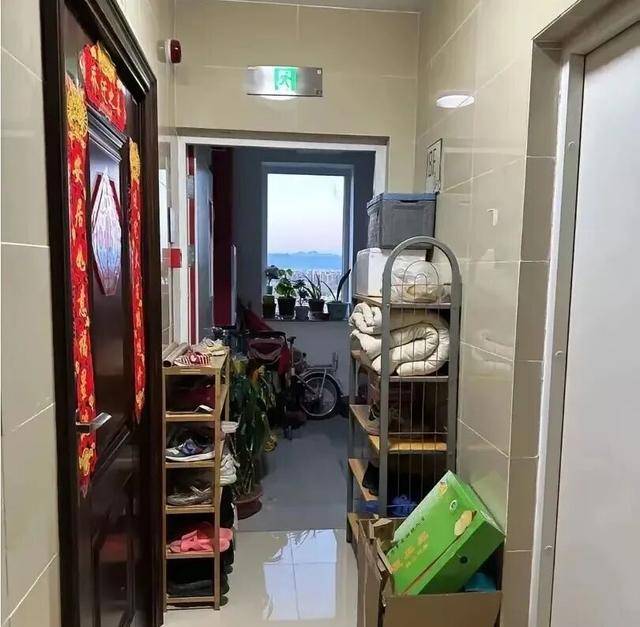 物业“不让门口放鞋子”<strong></p>
<p>深高速股票</strong>，门口放鞋柜违法吗？