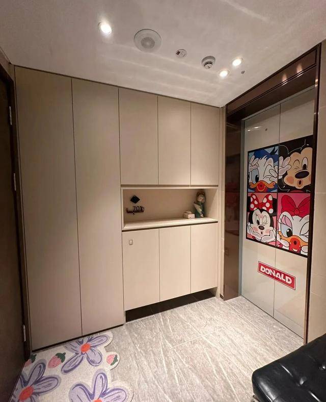 物业“不让门口放鞋子”<strong></p>
<p>深高速股票</strong>，门口放鞋柜违法吗？