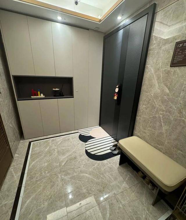 物业“不让门口放鞋子”<strong></p>
<p>深高速股票</strong>，门口放鞋柜违法吗？