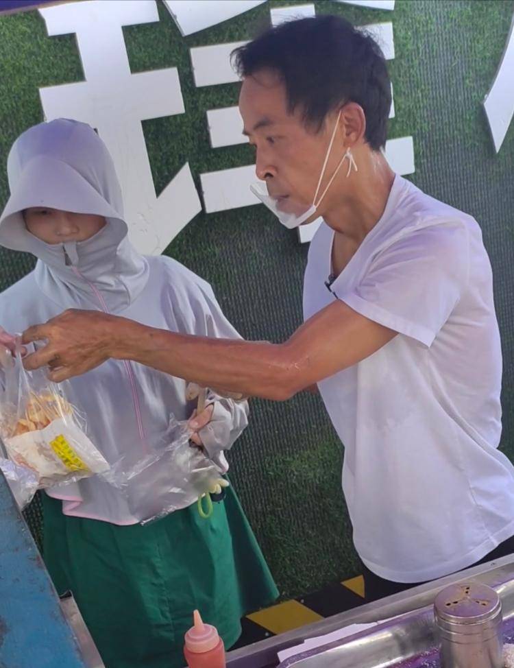 揭秘“鸡排哥”和“鸡排家族”：没火前他免费教亲戚炸鸡摆摊<strong></p>
<p>深高速股票</strong>，走红后亲戚都来帮忙打下手