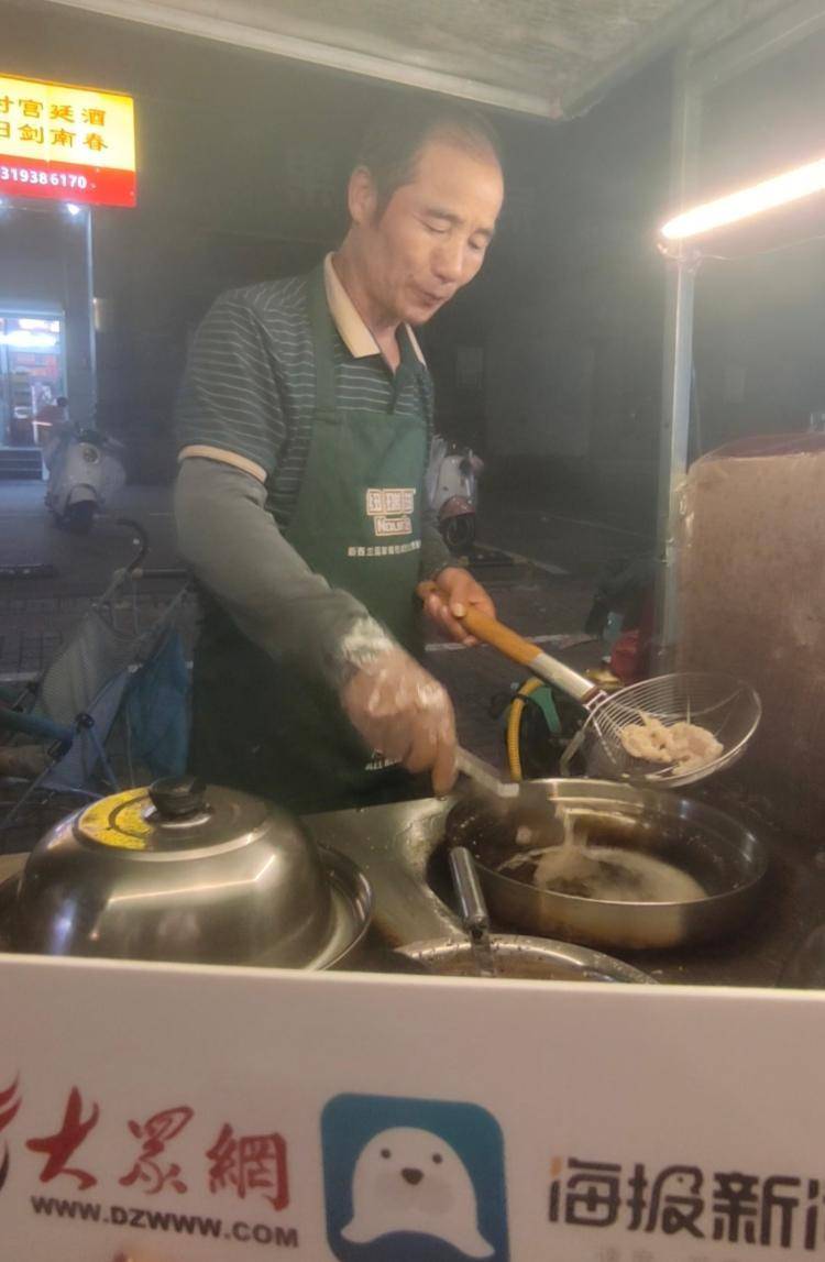 揭秘“鸡排哥”和“鸡排家族”：没火前他免费教亲戚炸鸡摆摊<strong></p>
<p>深高速股票</strong>，走红后亲戚都来帮忙打下手