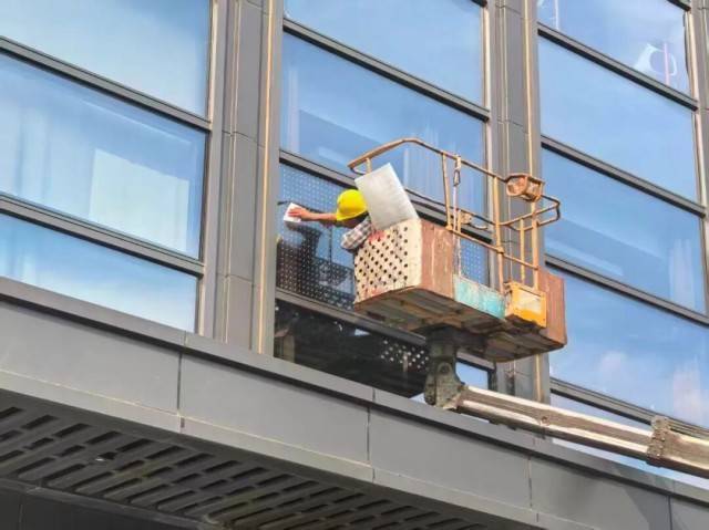 北京一座大厦楼下躺了14只鸟<strong></p>
<p>宝钛股份股票</strong>，12只已死亡！元凶竟是玻璃