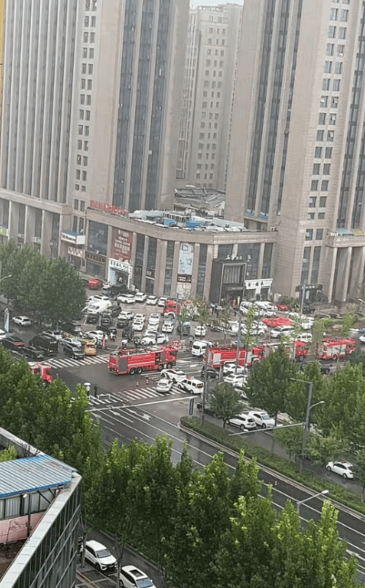 东海一饭店房顶发生塌陷，室内正举办宴席 当地应急管理局：救援仍在进行中