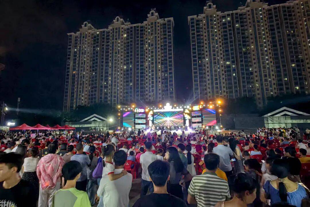 非遗好物、中秋游园、国庆潮拍、文艺晚会……这个“双节”，儋州市文化广场夜间“非”常好玩！