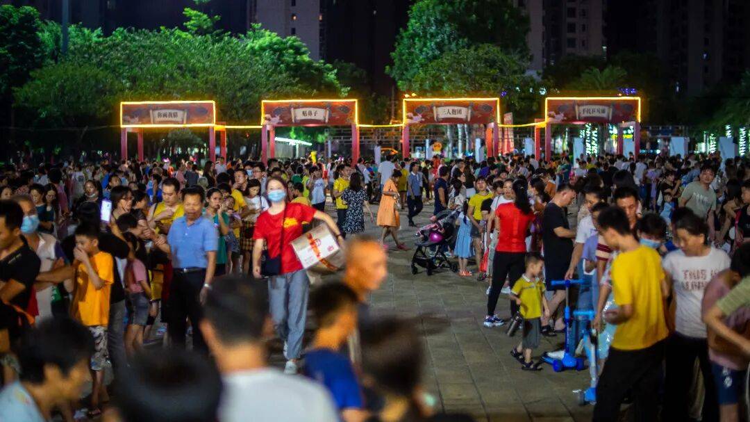 非遗好物、中秋游园、国庆潮拍、文艺晚会……这个“双节”<strong></p>
<p>博通集成股票</strong>，儋州市文化广场夜间“非”常好玩！