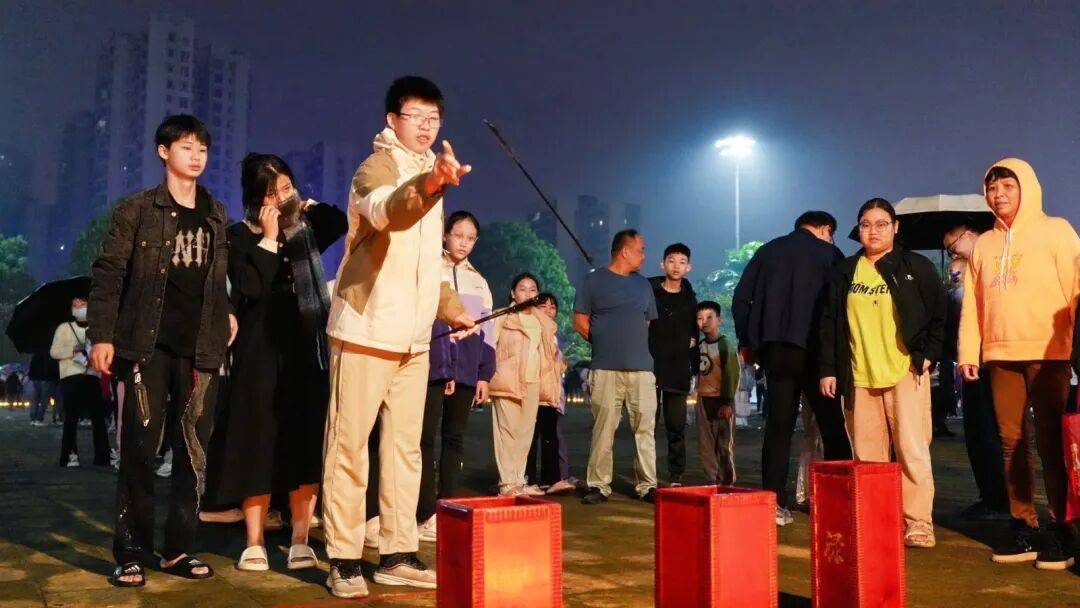 非遗好物、中秋游园、国庆潮拍、文艺晚会……这个“双节”<strong></p>
<p>博通集成股票</strong>，儋州市文化广场夜间“非”常好玩！