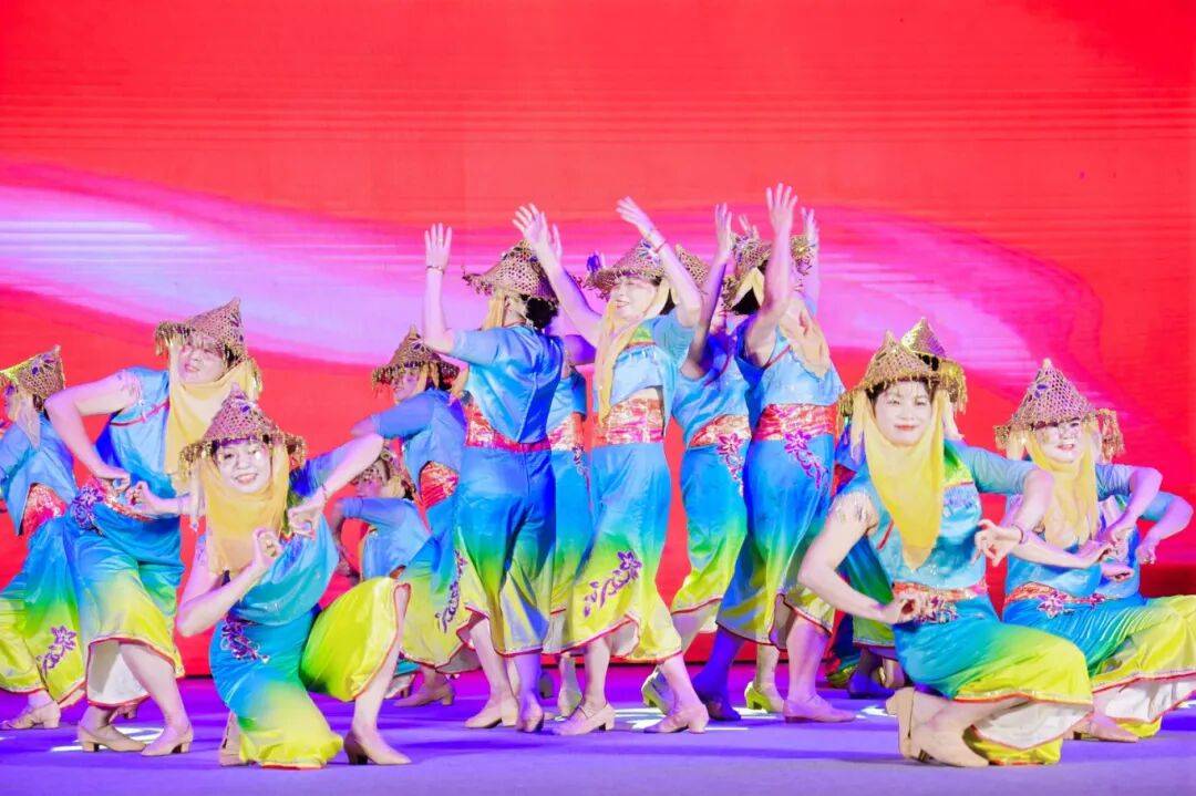 非遗好物、中秋游园、国庆潮拍、文艺晚会……这个“双节”<strong></p>
<p>博通集成股票</strong>，儋州市文化广场夜间“非”常好玩！