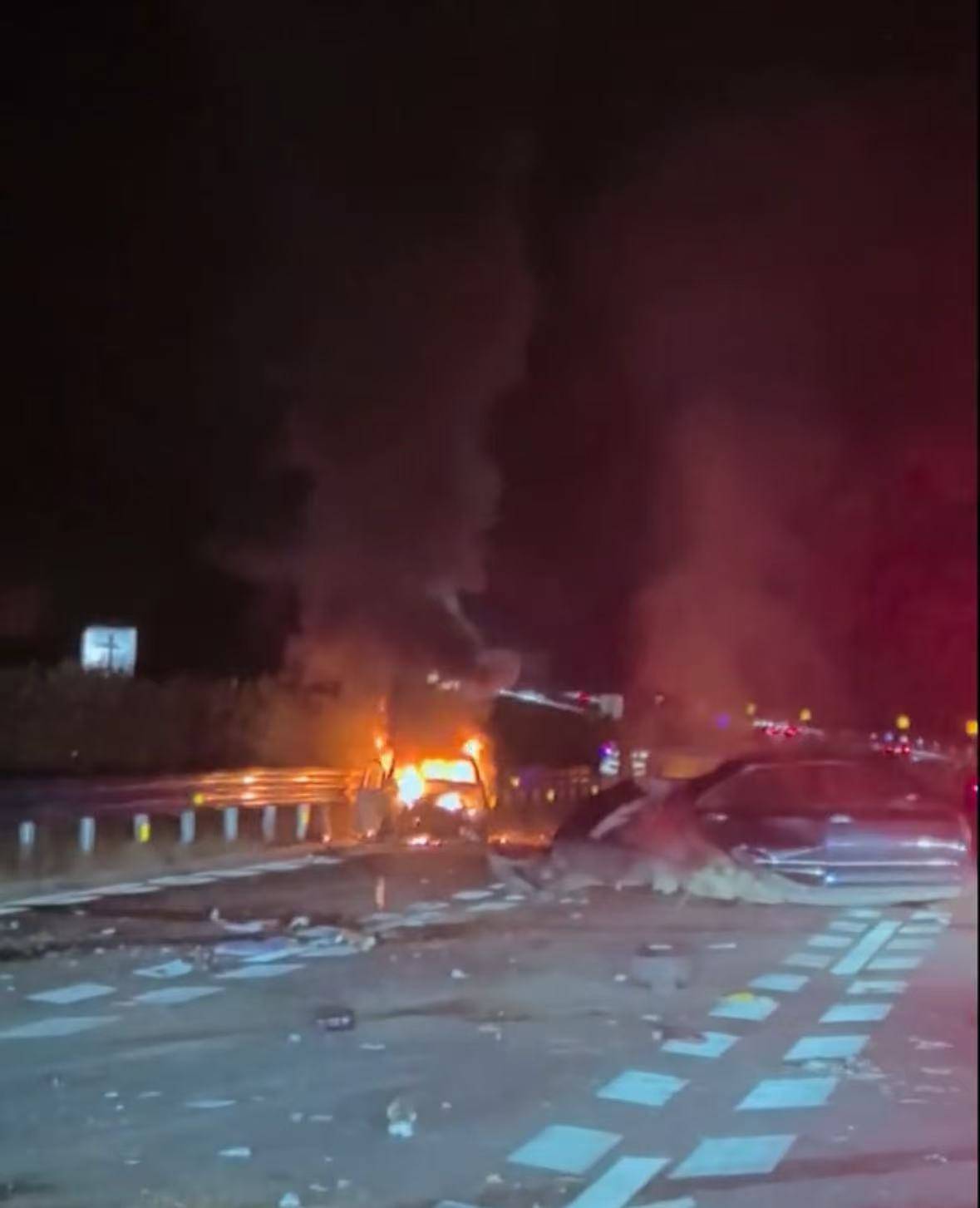 玉林多车连撞起火致2死3伤<strong></p>
<p>通源石油股票</strong>，亲属：堂哥一家去旅游出事，两名女儿遇难，堂嫂烧伤严重