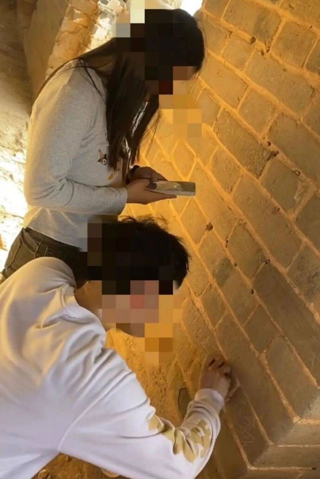 马上评｜又见长城上刻字，除了拘留罚款还能做什么