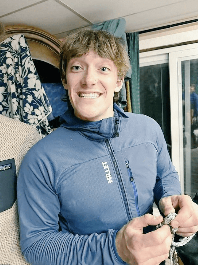 23岁知名网红在攀岩时失足坠崖<strong></p>
<p>通源石油股票</strong>，直播间观众目睹坠亡瞬间：本已登顶但工具卡在岩壁上需原路返回