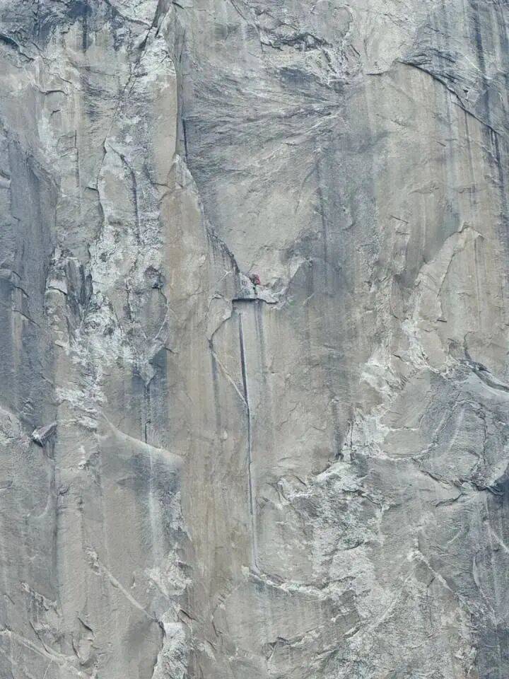 23岁知名网红在攀岩时失足坠崖<strong></p>
<p>通源石油股票</strong>，直播间观众目睹坠亡瞬间：本已登顶但工具卡在岩壁上需原路返回