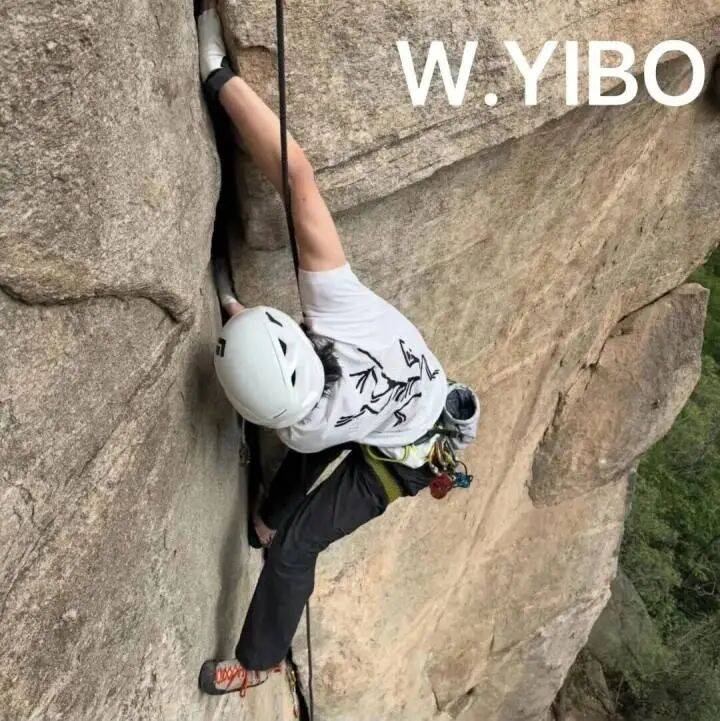 23岁知名网红在攀岩时失足坠崖<strong></p>
<p>通源石油股票</strong>，直播间观众目睹坠亡瞬间：本已登顶但工具卡在岩壁上需原路返回