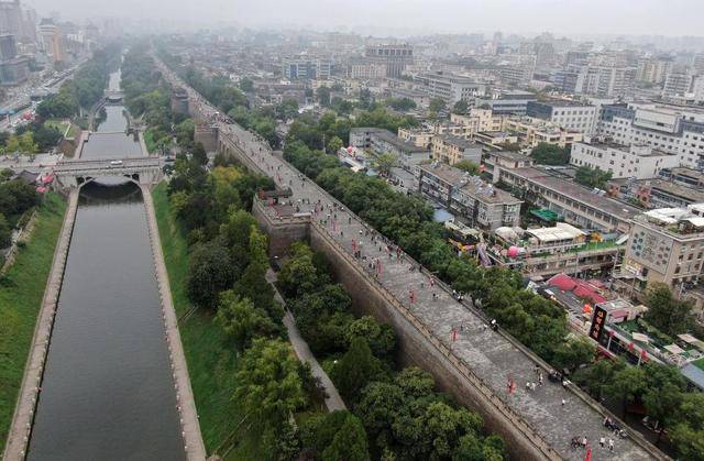 假日经济活力观察：“出入口经济”点亮西安城墙