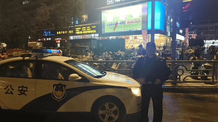 “苏超”点球大战<strong></p>
<p>通源石油股票</strong>！连云港第二现场的“藏蓝”守护力量