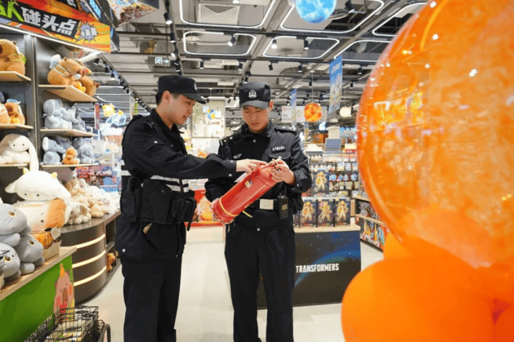 “苏超”点球大战<strong></p>
<p>通源石油股票</strong>！连云港第二现场的“藏蓝”守护力量