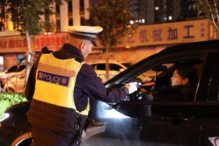 “苏超”点球大战<strong></p>
<p>通源石油股票</strong>！连云港第二现场的“藏蓝”守护力量