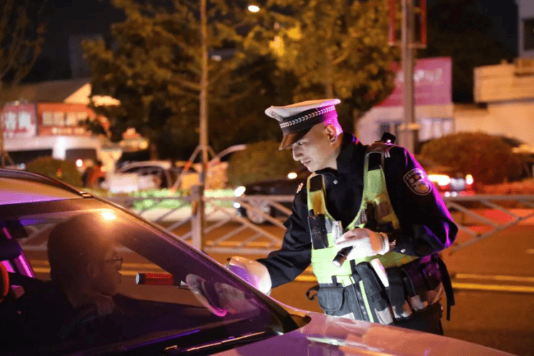 “苏超”点球大战<strong></p>
<p>通源石油股票</strong>！连云港第二现场的“藏蓝”守护力量