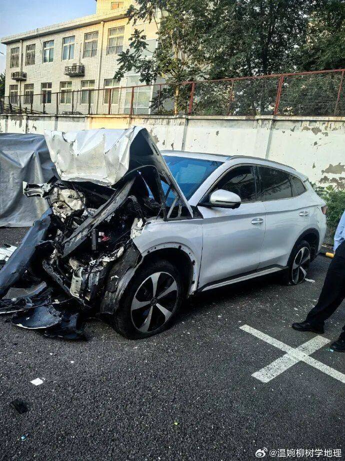 比亚迪车主多处骨折<strong></p>
<p>理邦仪器股票</strong>,其妻发声:往后日子不知怎么过!陈震车祸后再度致歉