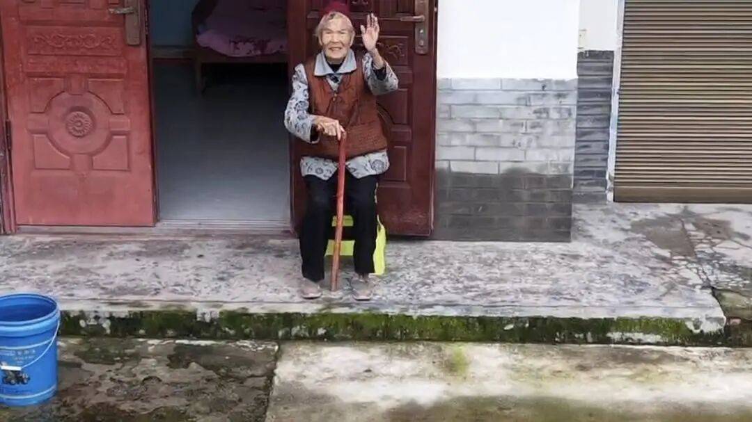 四川巴中男子宴席打包“坨子肉”<strong></p>
<p>理邦仪器股票</strong>,用无人机“空投”给95岁外婆