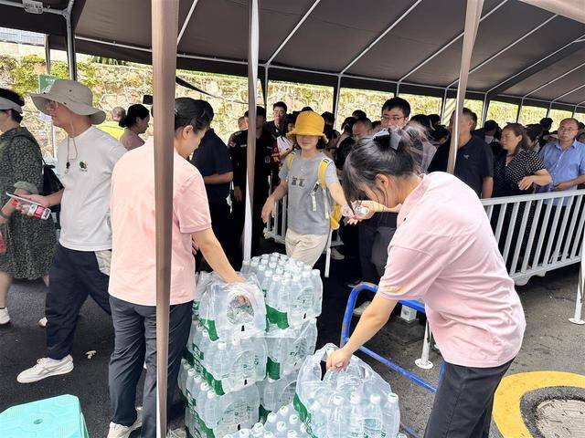 张家界国家森林公园连续3日达最高预约量<strong></p>
<p>理邦仪器股票</strong>，景区给游客送姜茶和月饼